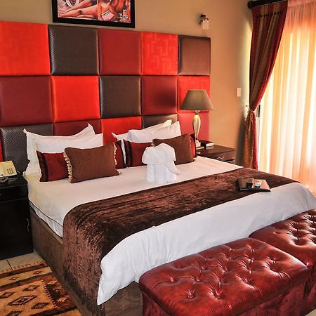 2Ten Hotel Sibasa Стая снимка