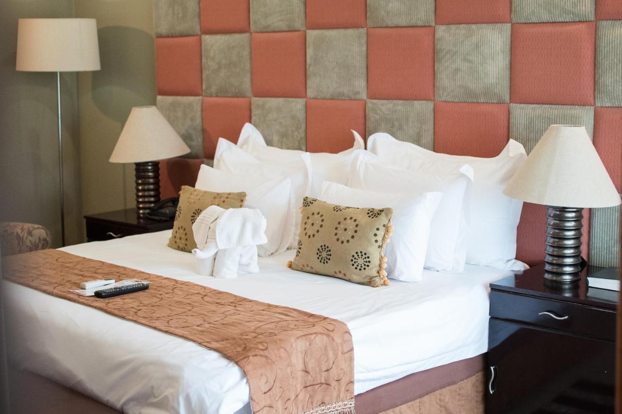 2Ten Hotel Sibasa Екстериор снимка