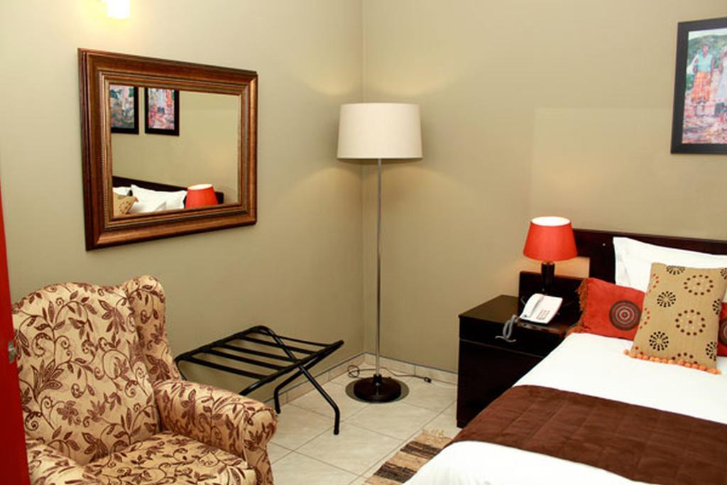 2Ten Hotel Sibasa Екстериор снимка