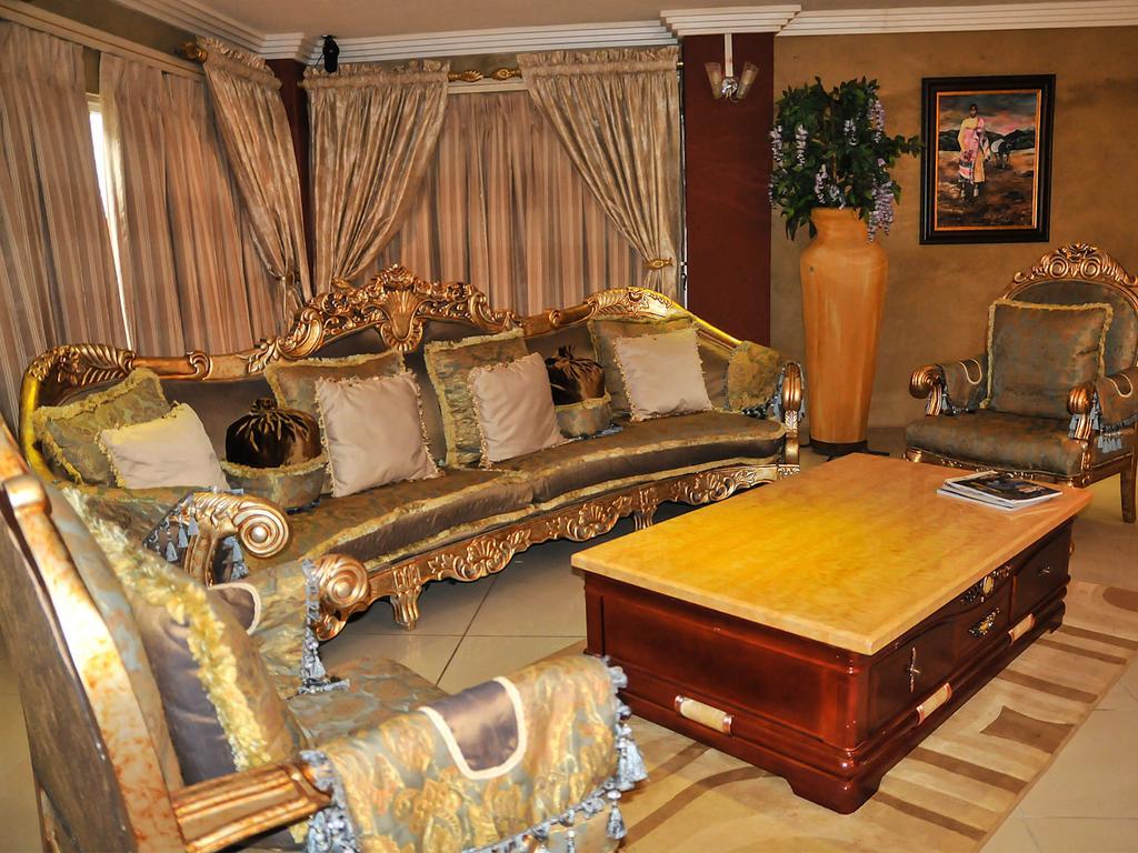 2Ten Hotel Sibasa Екстериор снимка