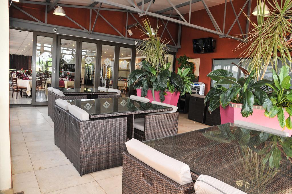 2Ten Hotel Sibasa Екстериор снимка