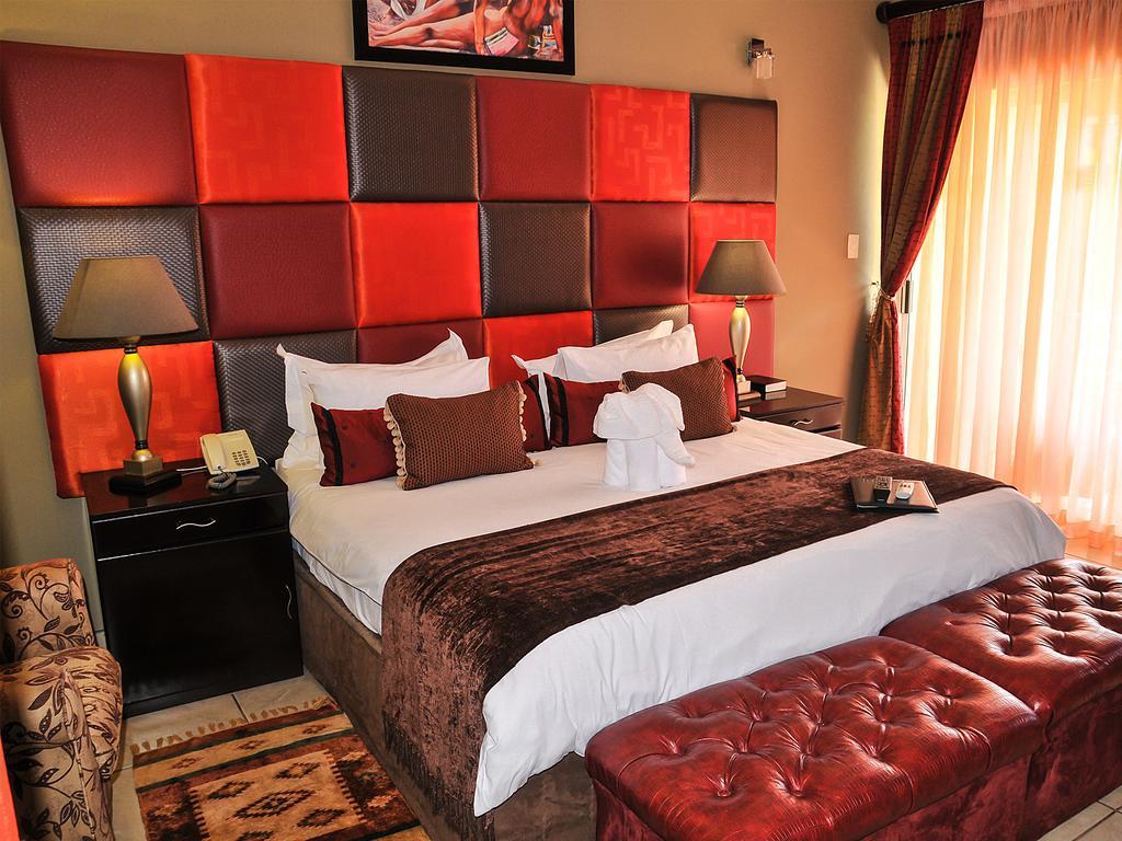 2Ten Hotel Sibasa Екстериор снимка