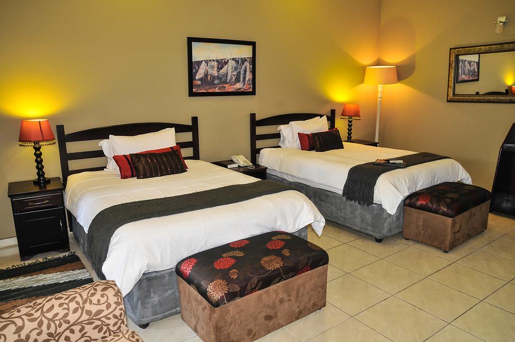 2Ten Hotel Sibasa Екстериор снимка