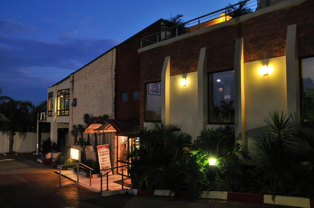 2Ten Hotel Sibasa Екстериор снимка