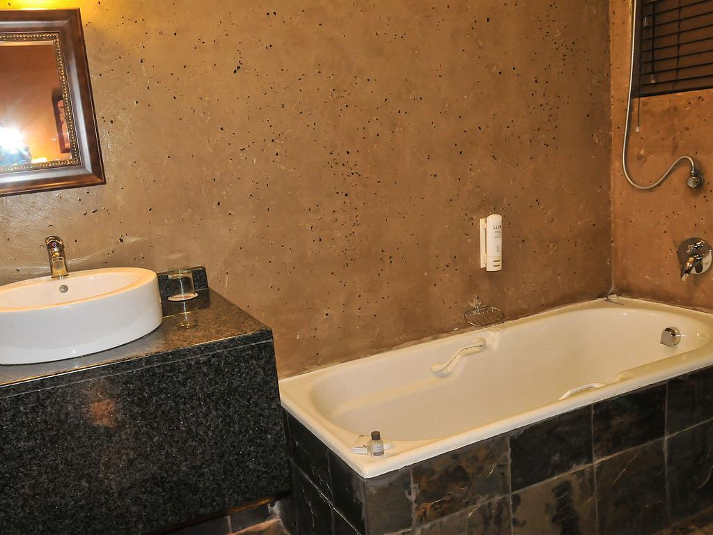 2Ten Hotel Sibasa Екстериор снимка